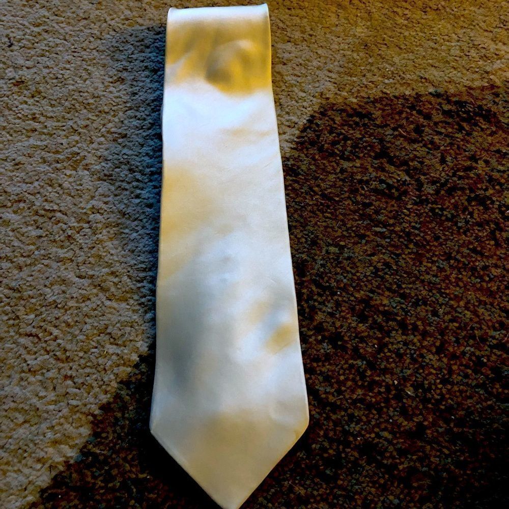 Tongue tied tie 